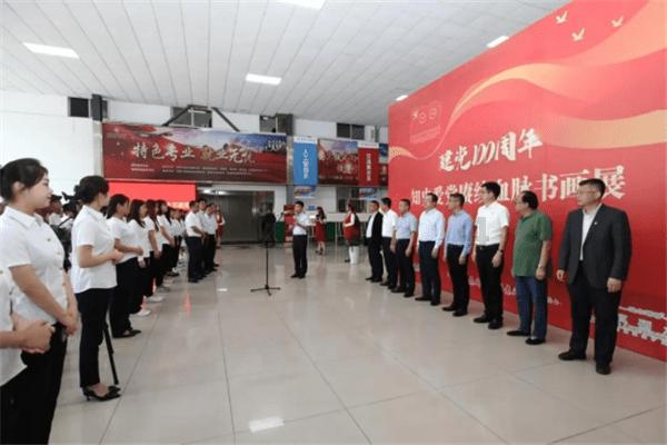豹纹短款羽绒服怎么搭配？